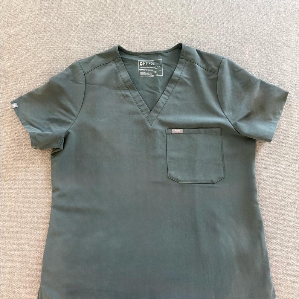 Figs Women's Short Sleeve V-Neck Tee in Bonsai